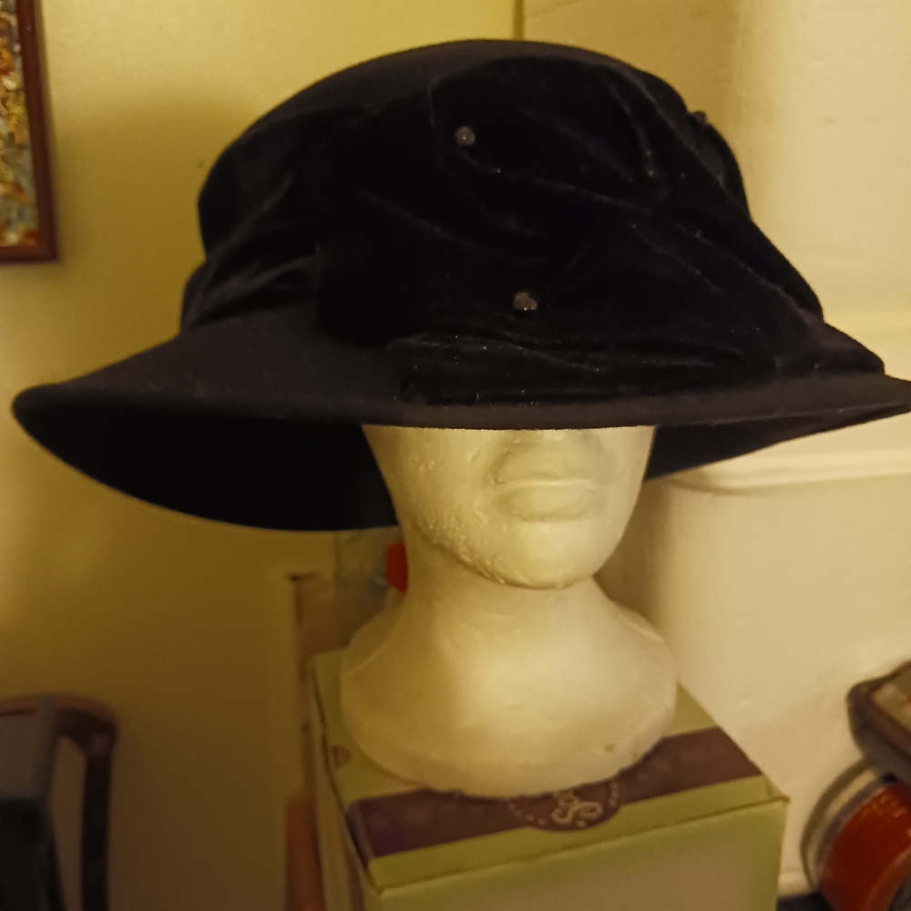 VTG. "BETMAR OF NEW YORK" 100% WOOL..BLACK..LADIES HAT..SZ.8